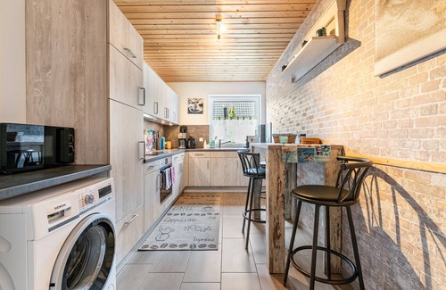 Wesselburener Deichhausen Apartamento | Apartamento vacacional "Nordlicht" en casa con techo de paja, terraza y wifi