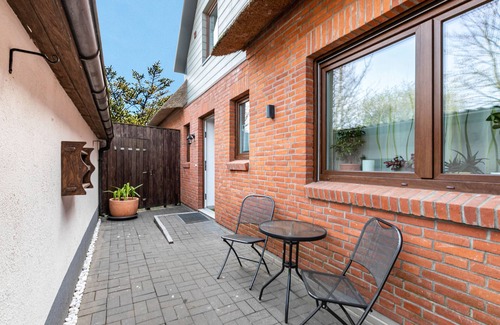 Wesselburener Deichhausen Apartamento | Apartamento vacacional "Nordlicht" en casa con techo de paja, terraza y wifi