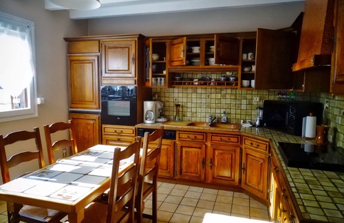 Besse-en-Chandesse Casa | Casa de vacaciones 'Villa Nina' con terraza privada, jardín privado y Wi-Fi
