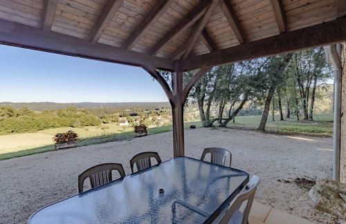 Prats-de-Carlux Casa | Casa de vacaciones 'Le Grand Pech' con piscina compartida, terraza privada y Wi-Fi