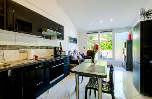 Saint-Cezaire-sur-Siagne Apartamento | Apartamento vacacional "Lou Paradou" con piscina compartida, terraza privada y Wi-Fi