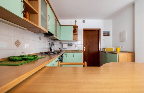 Roncone Apartamento | Alojamiento de vacaciones "Appartamento Meridiana" con vistas a la montaña y Wi-Fi