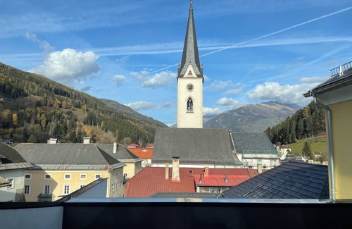 Gmuend in Kaernten Apartamento | Apartamento vacacional "Gasthof Alte Post - Top 8 Kapitän" con vistas a la montaña y Wi-Fi