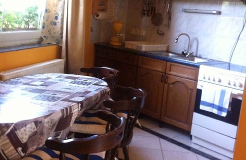 Balatonkeresztur Apartamento | Apartamento vacacional con columpio para niños y cajón de arena
