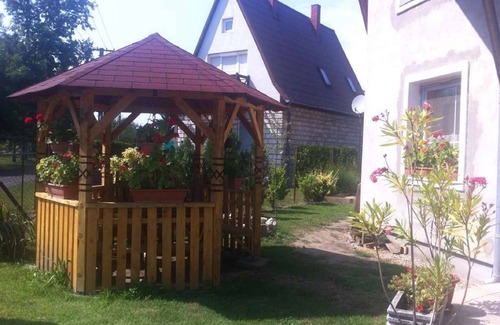 Balatonkeresztur Apartamento | Apartamento vacacional con columpio para niños y cajón de arena