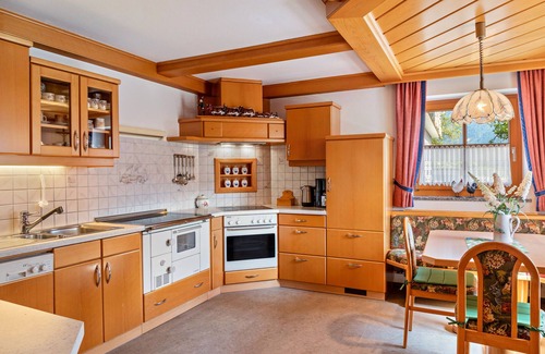 Goldegg Apartamento | Apartamento vacacional 'Biobergbauernhof Bergzeit' con vistas a la montaña, terraza privada y Wi-Fi