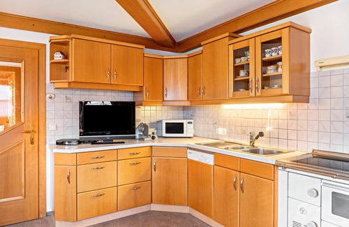 Goldegg Apartamento | Apartamento vacacional 'Biobergbauernhof Bergzeit' con vistas a la montaña, terraza privada y Wi-Fi