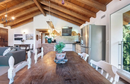 Argegno Apartamento | Apartamento vacacional "Casa Storica In Fattoria" con vistas a la montaña, jardín privado y Wi-Fi