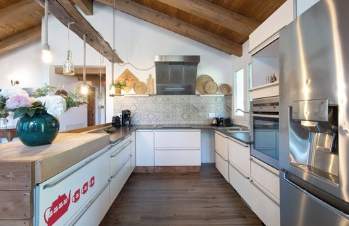 Argegno Apartamento | Apartamento vacacional "Casa Storica In Fattoria" con vistas a la montaña, jardín privado y Wi-Fi