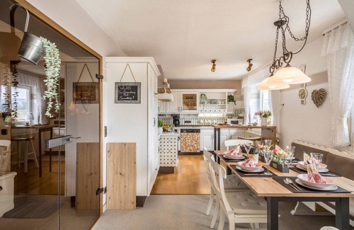 Stiefenhofen Apartamento | Apartamento vacacional "Haus Sonnenhang Wohnung 1" con vistas a la montaña, balcones y Wi-Fi