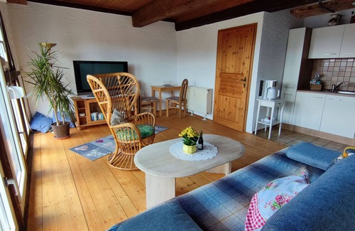 Welschneudorf Apartamento | Apartamento vacacional 'Uschi' con piscina, jardín comunitario y wifi