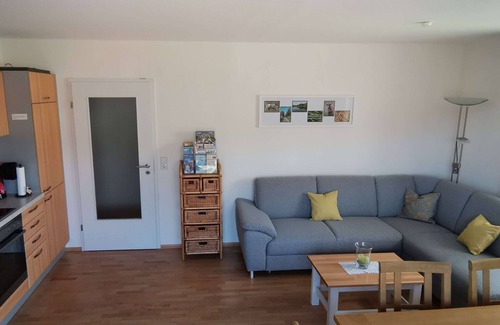 Wilhelmsdorf Apartamento | Apartamento vacacional 'Knechtskammer' con balcón de 30m², jardín comunitario y Wi-Fi