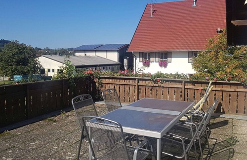 Wilhelmsdorf Apartamento | Apartamento vacacional 'Knechtskammer' con balcón de 30m², jardín comunitario y Wi-Fi