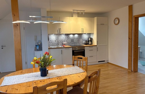 Wilhelmsdorf Apartamento | Apartamento vacacional 'Riedblick' con terraza comunitaria, jardín compartido y Wi-Fi