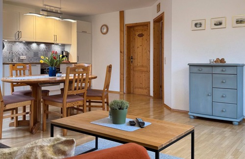 Wilhelmsdorf Apartamento | Apartamento vacacional 'Riedblick' con terraza comunitaria, jardín compartido y Wi-Fi