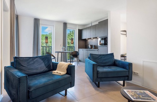 Altenbeken Apartamento | Apartamento vacacional "Egge Resort 7b" con balcón, jacuzzi y sauna