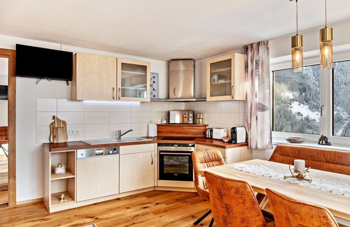 Landeck Apartamento | Apartamento vacacional "Erna" con vistas a la montaña, terraza compartida y Wi-Fi