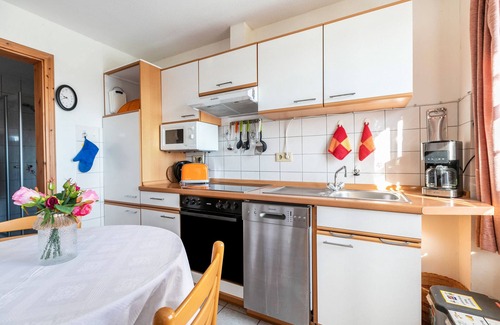 Pellworm Apartamento | Apartamento vacacional 'Fewo Heinke' con terraza privada, jardín privado y Wi-Fi