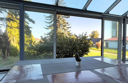 Rockingen Apartamento | Apartamento vacacional 'Hesselberg-Oase Ferienhof Hüttner' con vistas a la montaña, terraza privada y Wi-Fi