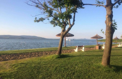 Balatonbereny Apartamento | Apartamento vacacional con jardín y balcón