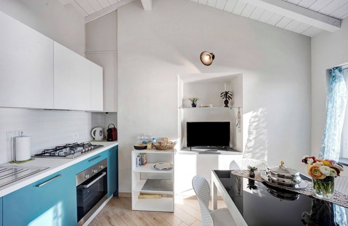 Bordighera Apartamento | Apartamento vacacional en la ciudad vieja con vistas al mar y jardín compartido