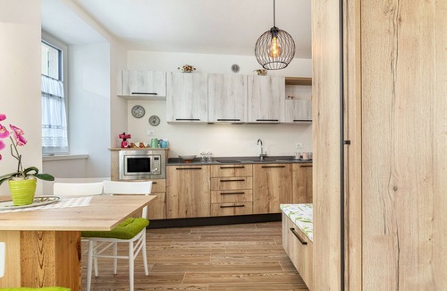 Levico Terme Apartamento | Apartamento vacacional 'L'Antica Corte Apt Elena' con vistas a la montaña, terraza y Wi-Fi