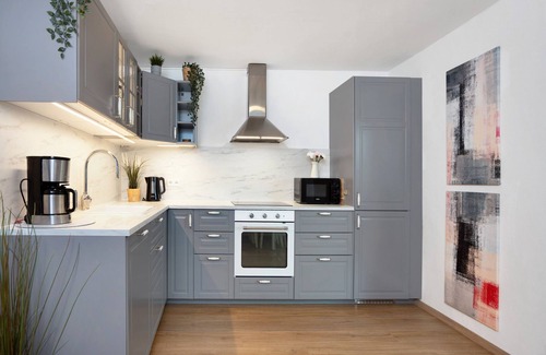 Friesenried Apartamento | Apartamento vacacional 'Sonnenstrahl' con jardín comunitario, balcón y Wi-Fi