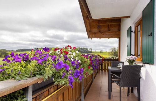 Friesenried Apartamento | Apartamento vacacional 'Sonnenstrahl' con jardín comunitario, balcón y Wi-Fi