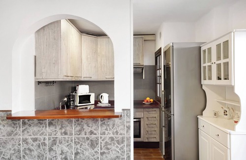 Playa Honda Apartamento | Apartamento vacacional "White Sun' con terraza privada y Wi-Fi