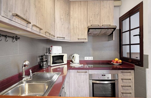 Playa Honda Apartamento | Apartamento vacacional "White Sun' con terraza privada y Wi-Fi