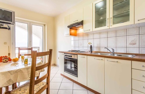 Vrbnik Apartamento | Apartamento vacacional con aire acondicionado y vista al mar