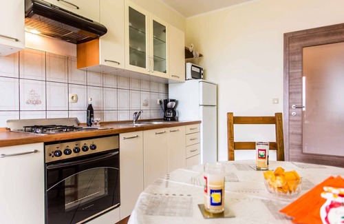 Vrbnik Apartamento | Apartamento vacacional con aire acondicionado y vista al mar