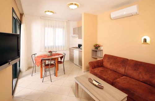 Monterol Apartamento | Apartamento vacacional con una piscina al aire libre en el complejo