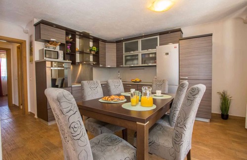 Nova Vas Apartamento | Apartamento vacacional con piscina y estilo toscano