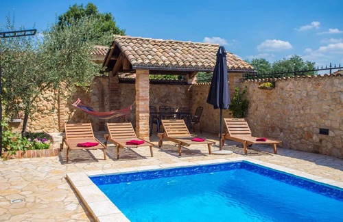 Nova Vas Apartamento | Apartamento vacacional con piscina y estilo toscano