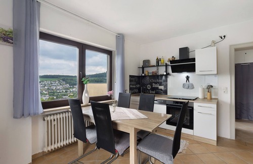 Meschede Apartamento | Apartamento vacacional 'Zum Hasen' con vistas a la montaña, terraza privada y Wi-Fi