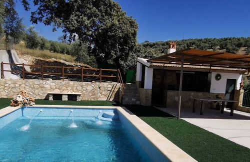 Villanueva de Algaidas Casa | Casa de vacaciones 'Casa La Pedriza Para 8' con vistas a la montaña, piscina compartida y Wi-Fi