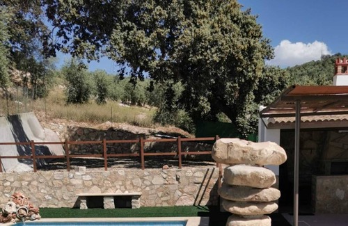 Villanueva de Algaidas Casa | Casa de vacaciones 'Casa La Pedriza Para 8' con vistas a la montaña, piscina compartida y Wi-Fi