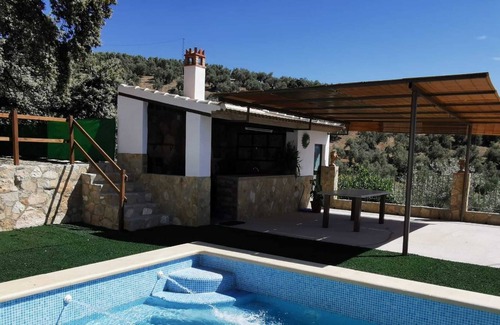 Villanueva de Algaidas Casa | Casa de vacaciones 'Casa La Pedriza Para 8' con vistas a la montaña, piscina compartida y Wi-Fi