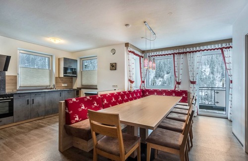Sankt Johann im Pongau Apartamento | Apartamento vacacional 'Apartment Berger' con vistas a la montaña, jardín comunitario y WLAN