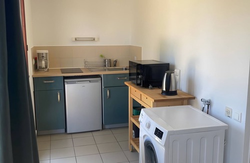 Saint-Remy-Sur-Durolle Casa | Casa de Vacaciones 'Joli Gîte Rouge Au Bord Du Lac' con Terraza Común, Jardín Compartido y Wi-Fi