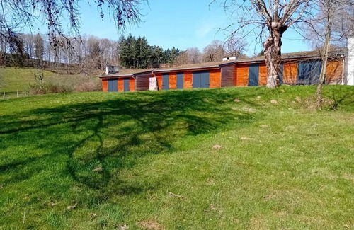 Saint-Remy-Sur-Durolle Casa | Casa de Vacaciones 'Joli Gîte Rouge Au Bord Du Lac' con Terraza Común, Jardín Compartido y Wi-Fi