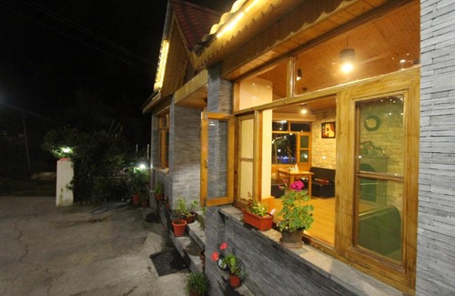 Dharamshala Hotel | Holiday Hill Mountain View with Balcony