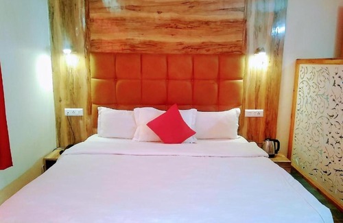 Dharamshala Hotel | Holiday Hill Mountain View with Balcony