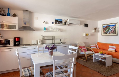 Hodilje Casa | Holiday Home Anima Maris- Duplex Two Bedroom Holiday Home with Terrace and Sea View