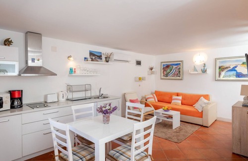 Hodilje Casa | Holiday Home Anima Maris- Duplex Two Bedroom Holiday Home with Terrace and Sea View