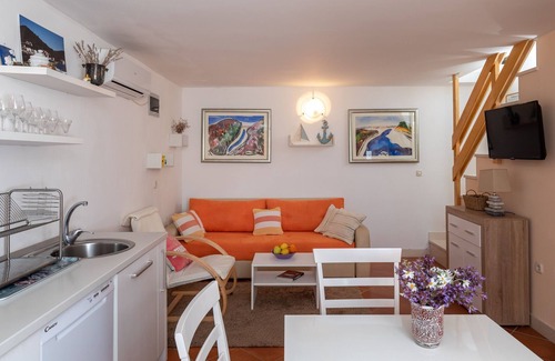 Hodilje Casa | Holiday Home Anima Maris- Duplex Two Bedroom Holiday Home with Terrace and Sea View