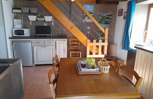 Servance-Miellin Casa | Casa de Vacaciones 'Charmante Maison Les Volets Bleus' con Jardín Privado y Wi-Fi