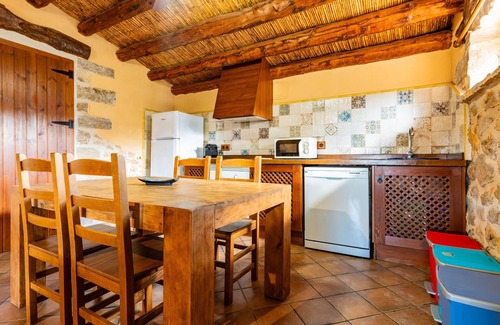 Vilar de Canes Casa | Casa de vacaciones 'Casa Relax' con vistas a la montaña, piscina compartida y Wi-Fi