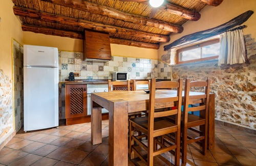 Vilar de Canes Casa | Casa de vacaciones 'Casa Relax' con vistas a la montaña, piscina compartida y Wi-Fi